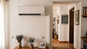aire acondicionado split en pared con cuadro eléctrico